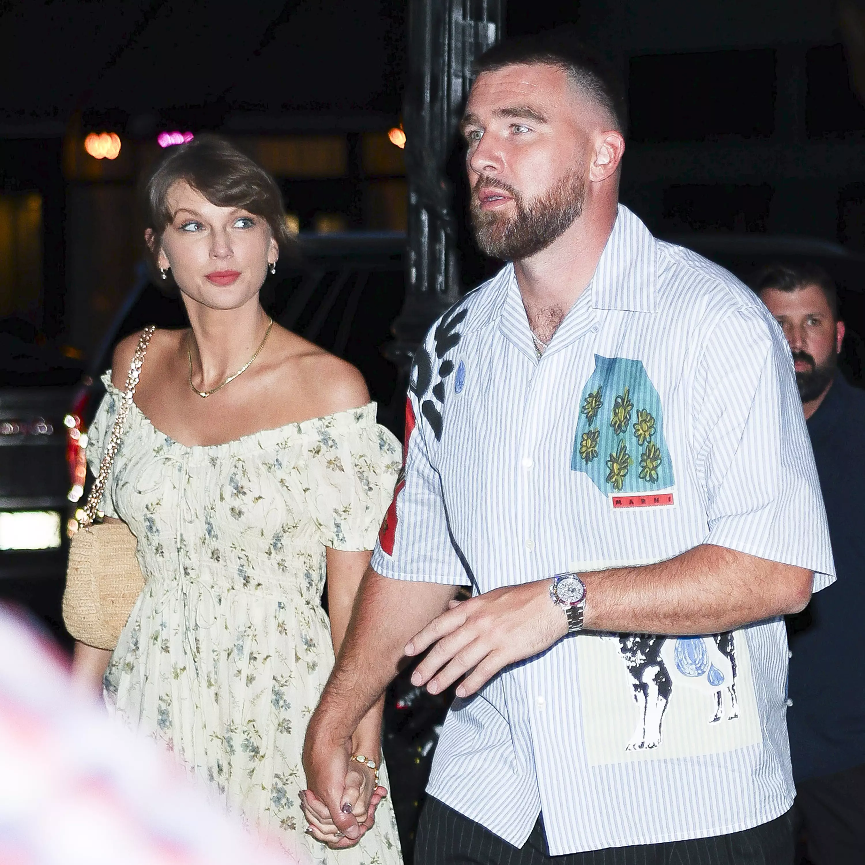 Rochia romantică purtată de Taylor Swift la o întâlnire cu Travis Kelce. Detaliul roșu care i-a completat ținuta|GALERIE FOTO